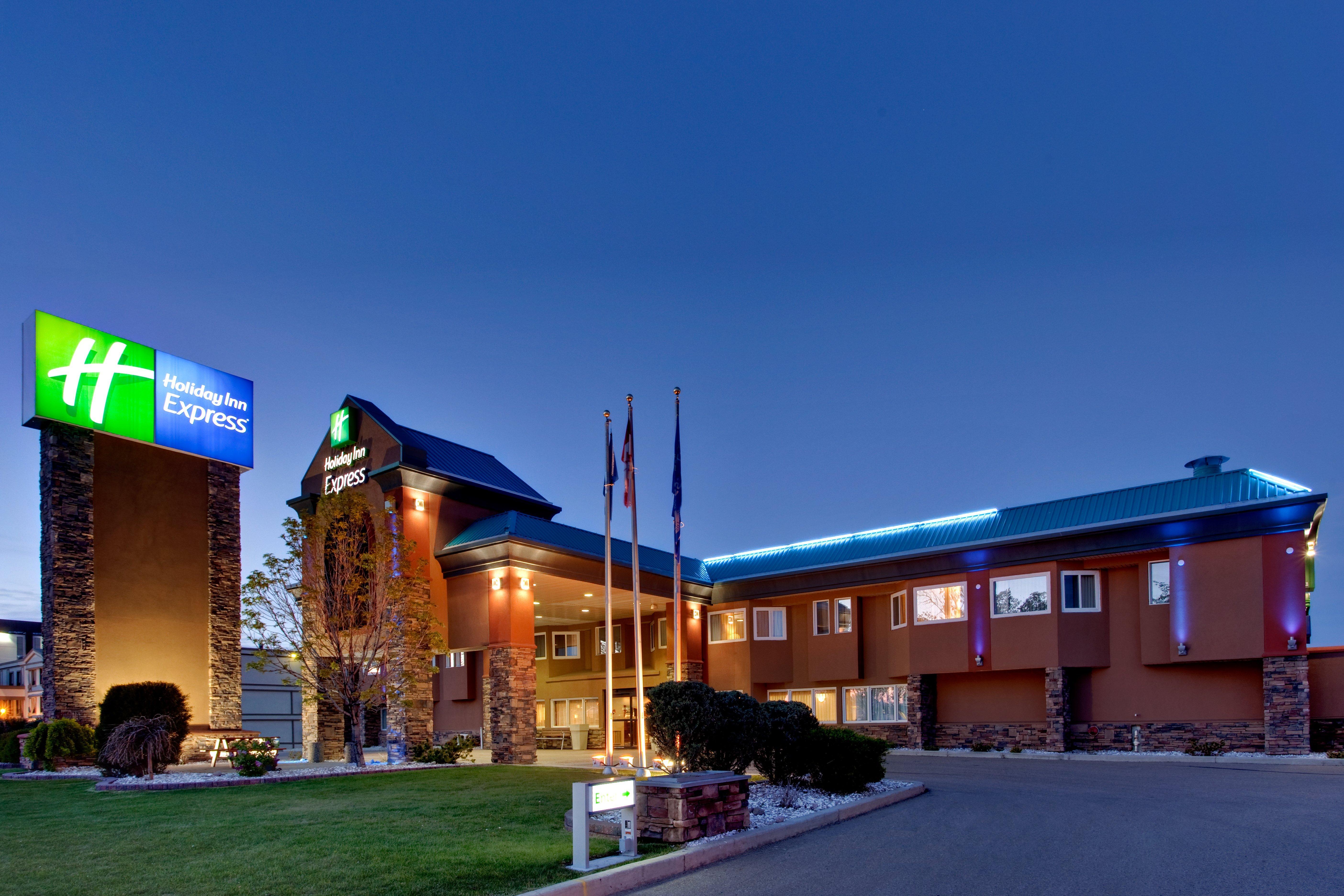 Holiday Inn Express Red Deer By Ihg Exterior foto